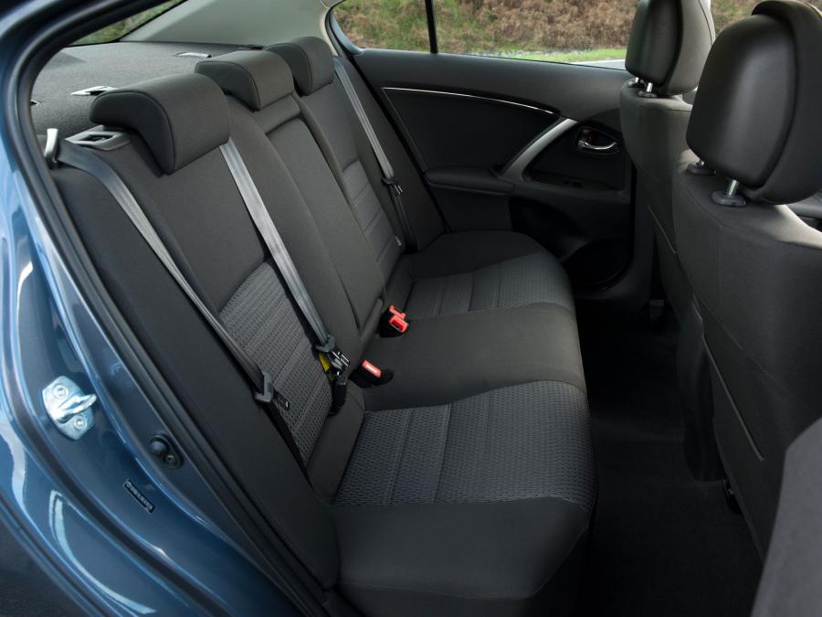 Интерьер Toyota Avensis Sedan (T270) 2011 года  (UK) (фото 16 из 18)